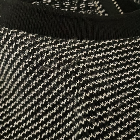 Zara Light Knit Black and White Mid-sleeve Dress with Zipper on Back - Picture 5 of 5